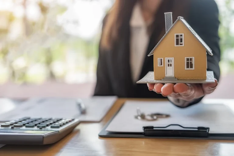 Mulher segurando uma casa de brinquedo na mão, representando a importância de entender todos os riscos e benefícios antes de comprar imóvel com dívida de condomínio