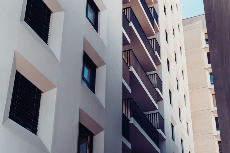 Fachada de um prédio residencial, representando o apartamento de Marcelinho carioca que enfrentou uma penhora de imóvel por dívida de condomínio