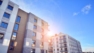 Conjunto de apartamentos, representando a importância de conhecer a     jurisprudência sobre leilões de imóveis.