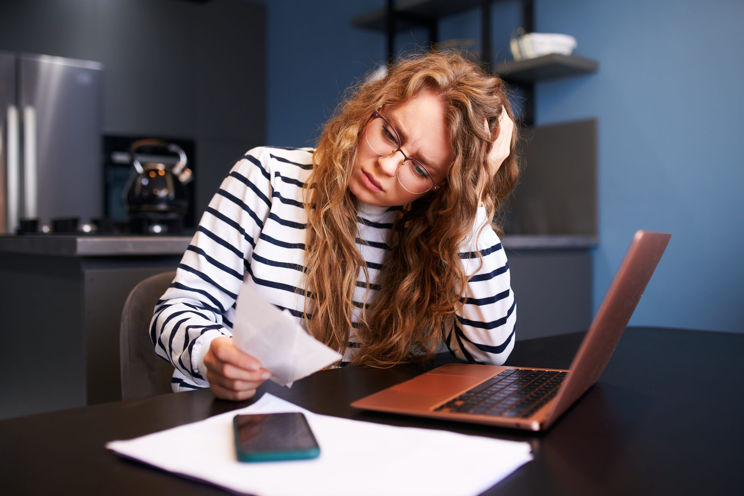 Descubra o que significa receber uma cobrança de dívida condominial e o que fazer para resolver sem perder seu imóvel.