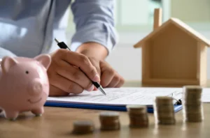Homem assinando um contrato para quitar a dívida condominial e salvar o imóvel do leilão.